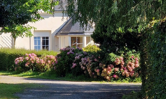 Saint-Pabu House | Holiday Home 'Ty Mamie Spa - 700m De La Plage' with Terrace, Private Garden and Wi-Fi