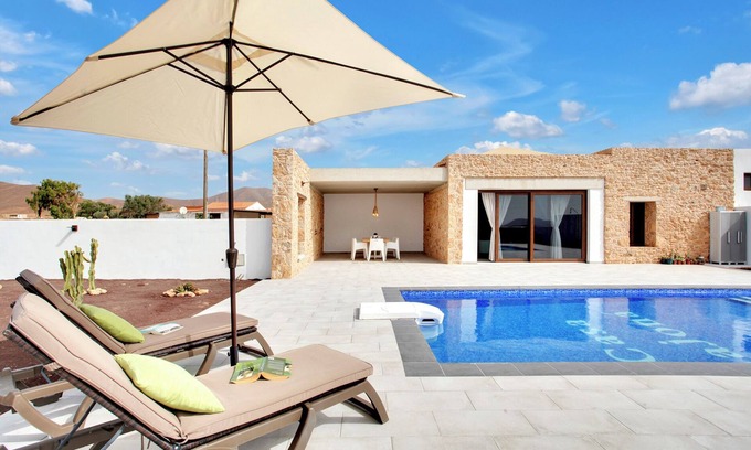 Tiscamanita Villa | Holiday Home Villa Casa Rural Sajoná with Sea View, Pool & Wi-Fi
