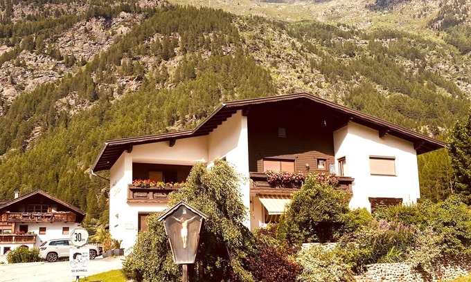 Zwieselstein House | Holiday home with balcony and ski storage