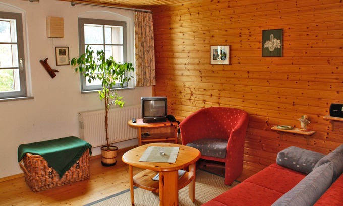 Rittersgrun House | Holiday Home 'Zum Grünen Hirsch Stolln' with Mountain View, Private Terrace and Wi-Fi