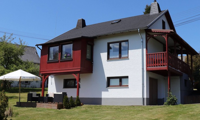 Hardt House | Holiday Home 'Zur Schönen Aussicht' with Private Terrace, Private Garden and Wi-Fi