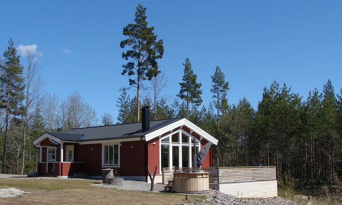 Hultsfred House | Holiday house NERBJÄRKEN, quiet location, 150m from the lake, bathing jetty, boat, hot tub.