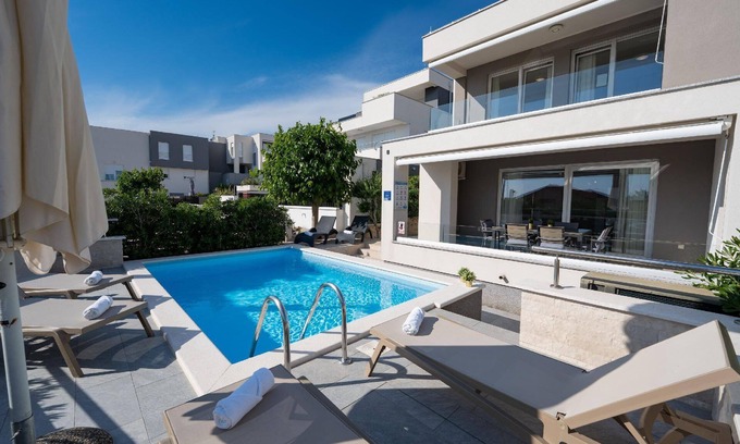 Novalja House | Holiday house Novalja for 1 - 18 persons with 6 bedrooms - Holiday house