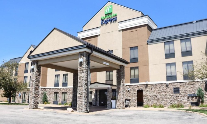 Cedar Rapids Hotel | Holiday Inn Express Cedar Rapids - Collins Road by IHG