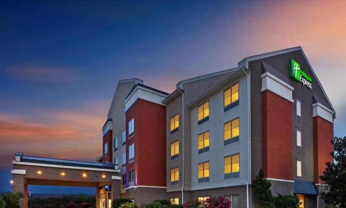 Little Woods Hotel | Holiday Inn Express New Orleans East by IHG