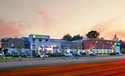 Williamstown Hotel | Holiday Inn Express & Suites - Williamstown - Glassboro by IHG