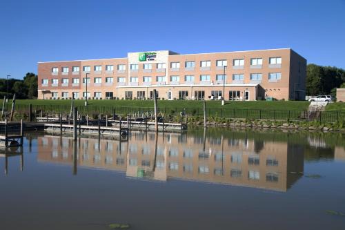 Port Huron Hotel | Holiday Inn Express & Suites Port Huron by IHG