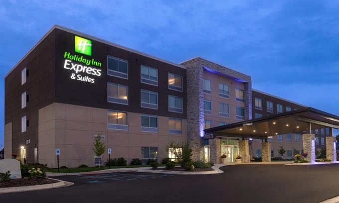 Brighton Hotel | Holiday Inn Express & Suites - Brighton by IHG