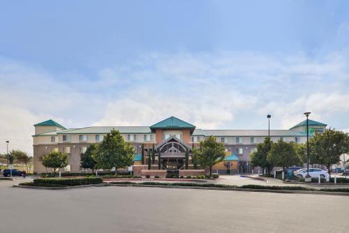 Elk Grove Hotel | HOLIDAY INN EXPRESS & SUITES ELK GROVE CENTRAL - HWY 99 by IHG