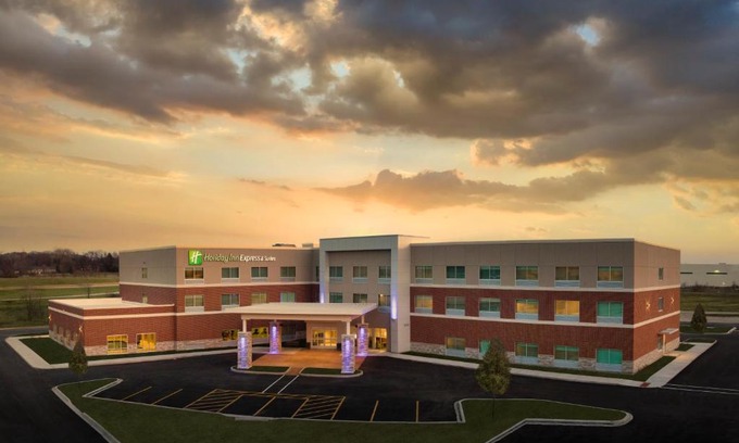 Fox Valley Hotel | Holiday Inn Express & Suites - Lockport by IHG
