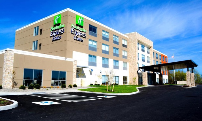 Oswego Hotel | Holiday Inn Express & Suites Oswego by IHG