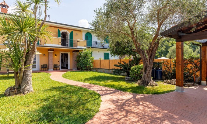Capanne-Prato-Cinquale House | Holiday Home 'Villa Rustica 1' with Lake View, Shared Garden and Air Conditioning
