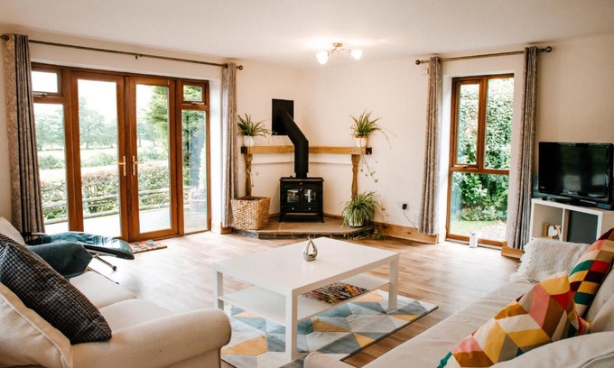Boraston House | Holly Cottage, 2 bed house, sleeps 6