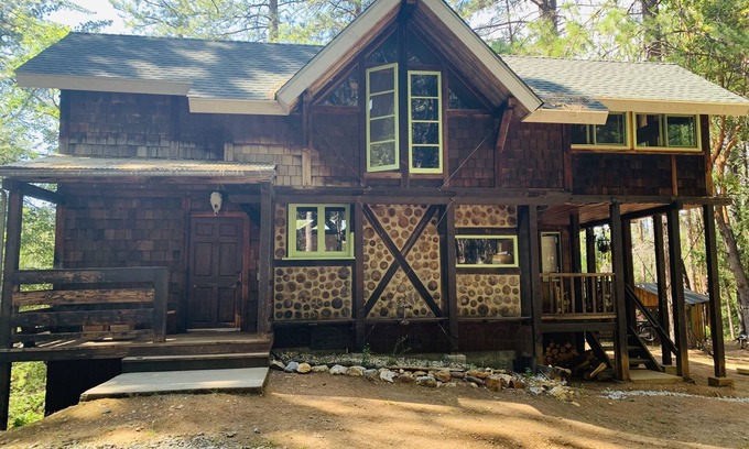 Nevada City Cottage | Holly’s Cottage in the Woods is meant for people who love to unplug.