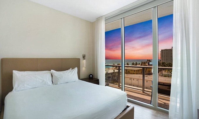 Hollywood Condo | Hollywood Beach Retreat -Rooftop Pool and Views-CS19