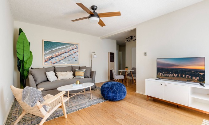 Beachwood Canyon Apartment | Hollywood Hills lifestyle under the Hollywood sign