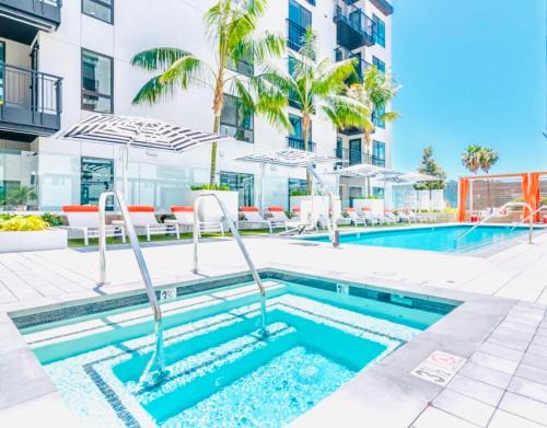 Hollywood Apartment | Hollywood Penthouse with Balcony & Pool View