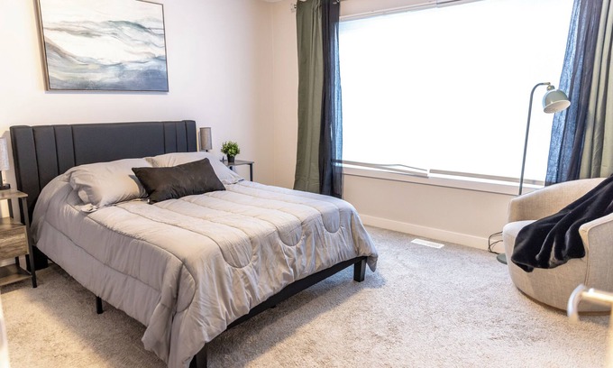 Southwest Edmonton House | Home away from home with Wifi, Netflix, Disney+ and lots of amenities!