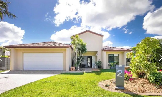Noosaville House | Home Away Noosa WatersnFamily friendly, bikes, pets, beach, river, restaurantsnn