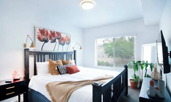 Rio Grande Condo | @home UrbanNest-Full Apt-Cozy King bed Pool-Hottub-Gym in enchanting SugarHouse