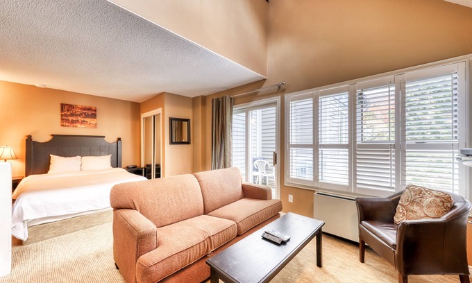 Craigleith Apartment | Home w/deck & shared seasonal pool/year-walk to lifts, dogs OK