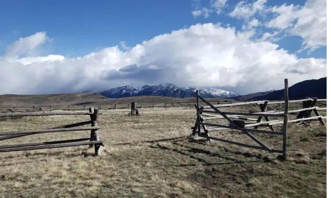 Cameron RV Rental | Homebase RV Hook-up NEXT to Yellowstone - SITE 2