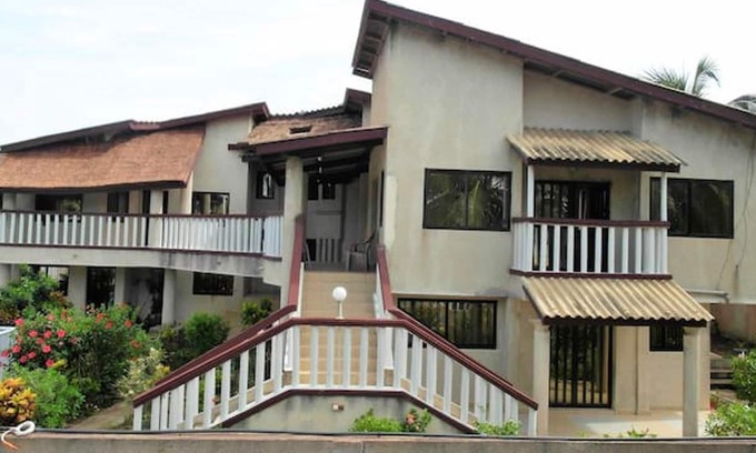Grand Popo Apartment | Homerez - 10 m away from the beach! Appartement for 2 ppl. with shared pool