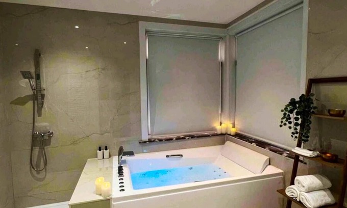 Koekelberg Apartment | Homerez - Appartement for 4 ppl. with jacuzzi and balcony at Koekelberg