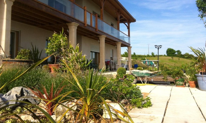 Catonvielle Apartment | Homerez - Appartement for 5 ppl. with swimming-pool and jacuzzi at Catonvielle