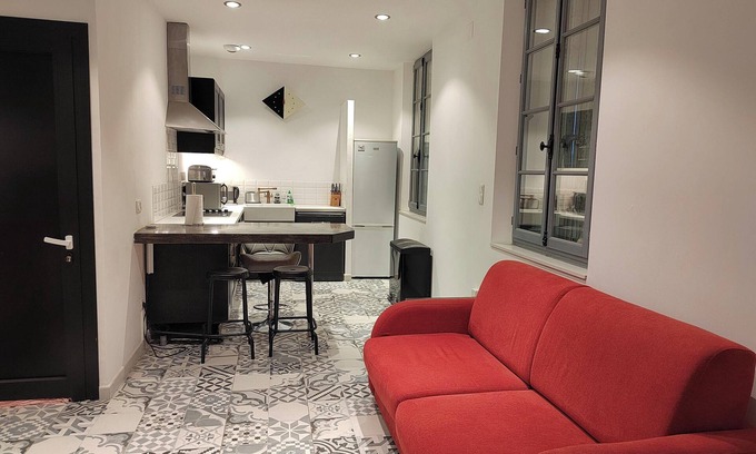 Beziers Apartment | Homerez - Apt Béziers, shared terrace
