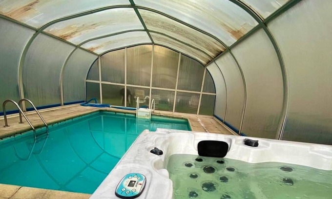 Palazuelos de Eresma Villa | Homerez - Big villa for 14 ppl. with swimming-pool, jacuzzi, garden and terrace
