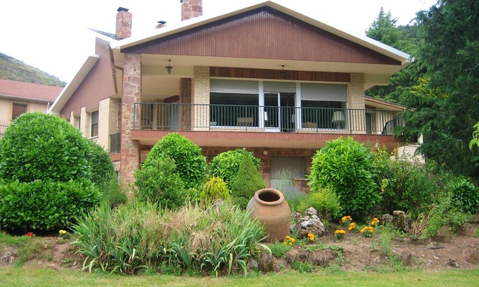 Pradoluengo House | Homerez - Big house for 9 ppl. with garden and terrace at Pradoluengo