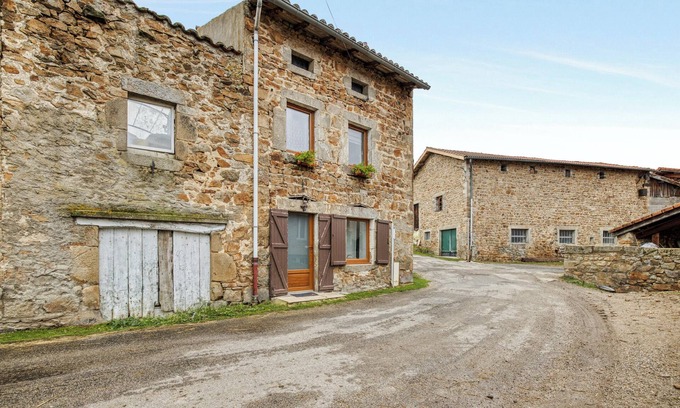 Valprivas House | Homerez - Charming house in Valprivas with a private garden.
