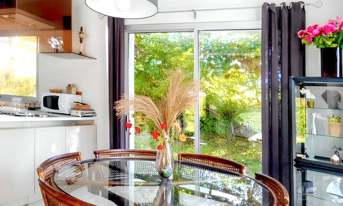 Chancay House | Homerez - Charming House in Reugny with Garden and Mountain View