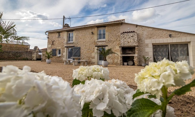Arcay House | Homerez - Charming House in Arçay, Jacuzzi Included