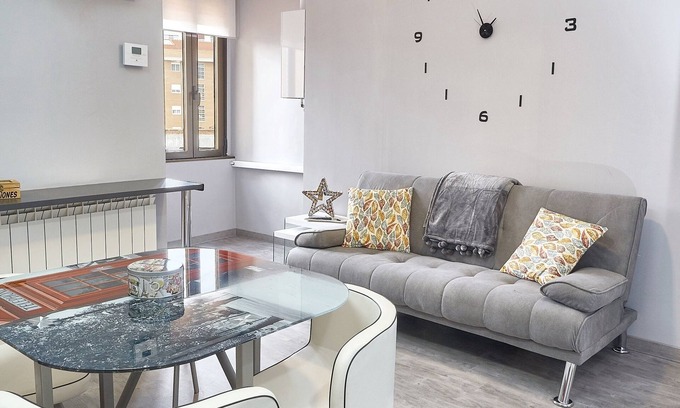 Leon Apartment | Homerez - Comfortable apartment in León - 55 m² + Balcony