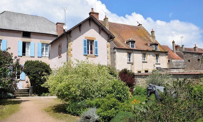 Souvigny House | Homerez - Comfortable House in Souvigny + Garden