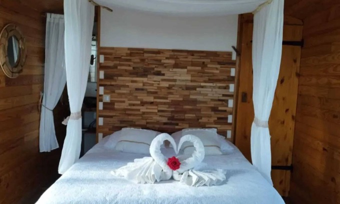 Cabariot House | Homerez - Country caravan with spa in Cabariot