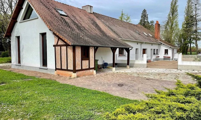 La Ferte-Saint-Cyr House | Homerez - Vacation home in La Ferté-Saint-Cyr