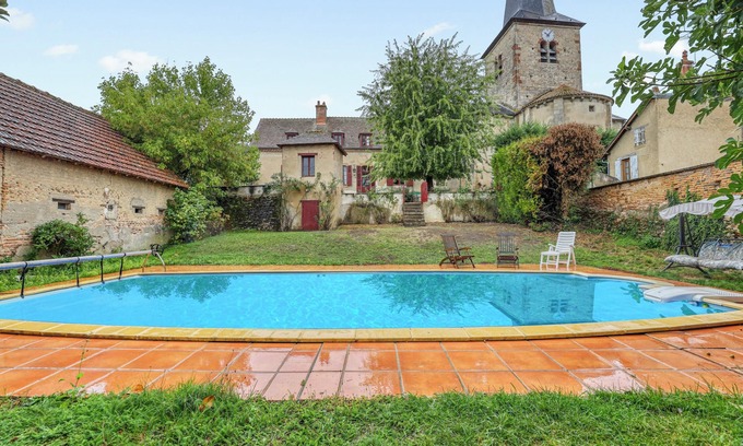 Lucenay-les-Aix Villa | Homerez - Villa in Lucenay-lès-Aix