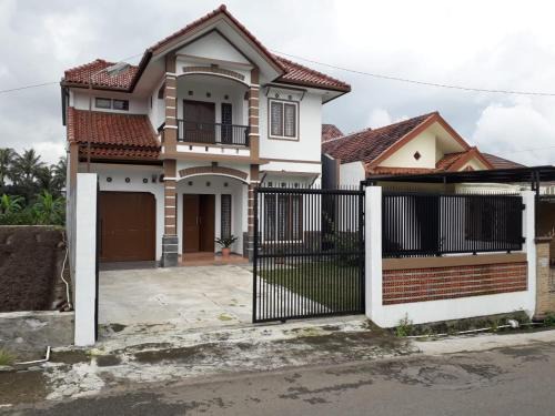 Jalaksana House | Homestay Ayuning Kuningan