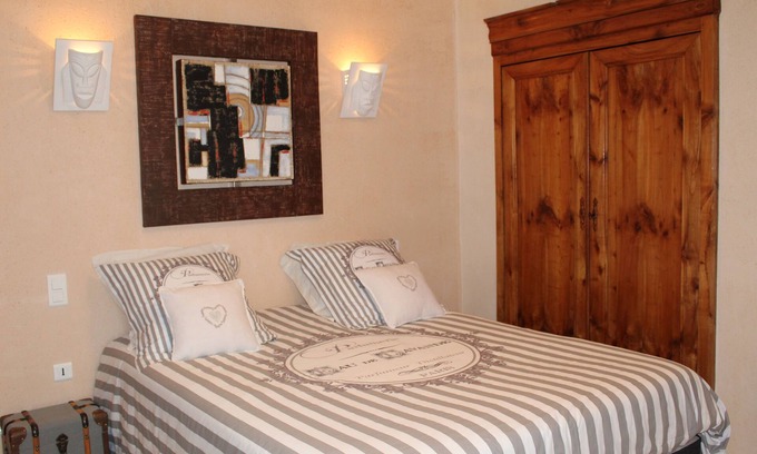 Saint Meloir-des-Bois Bed & Breakfast | Homestay