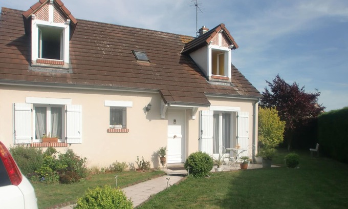 Jargeau House | Homestay, in a quiet subdivision