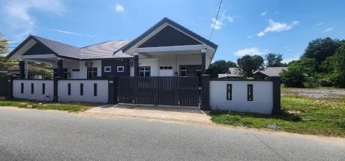 Kampung Beladau Selat House | Homestay Irdina Adryana Free Wifi