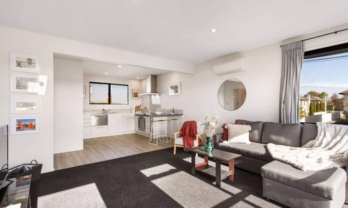 Edgeware Apartment | Honey for the Money Warm Sunny 10 mins CBD