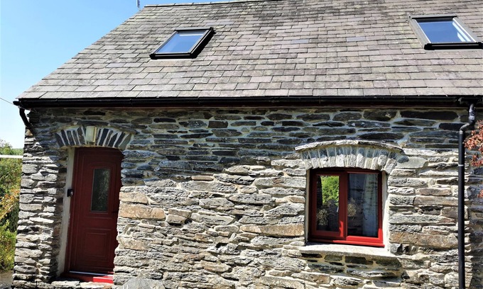 Llanfyrnach House | Honeysuckle Cottage