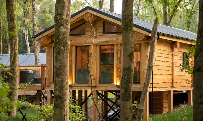 Overton-on-dee Ski Chalet | Honeysuckle Treehouse