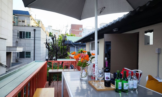 Seogyo-dong Bed & Breakfast | Hongdae A large courtyard house 2f of a detached house