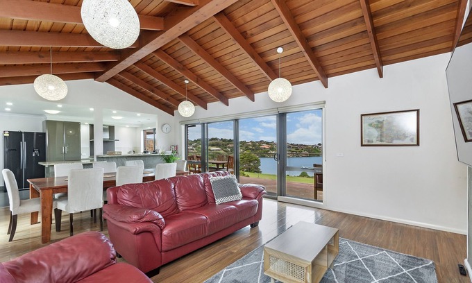 Warrnambool House | Hopkins View Holiday Home - Warrnambool