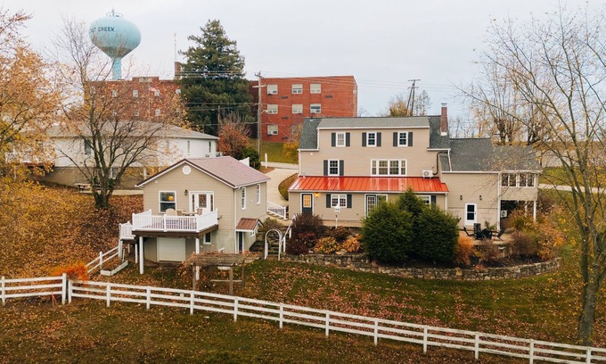Walnut Creek Apartment | Horizon Haven | Family Getaway in Amish Country w/Big Views + 3 min walk to food & shops